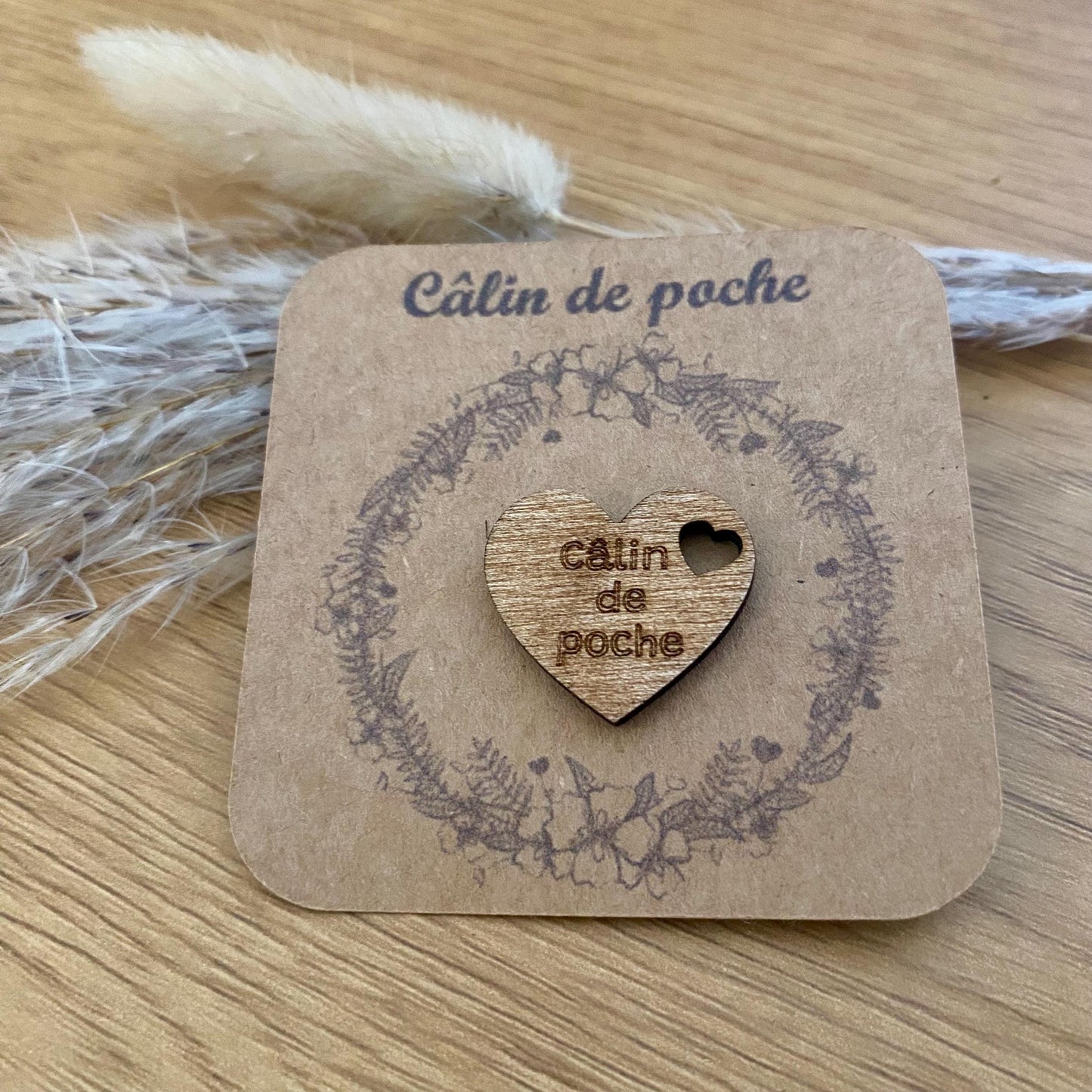 Câlin de Poche en Bois – Le messager de tendresse