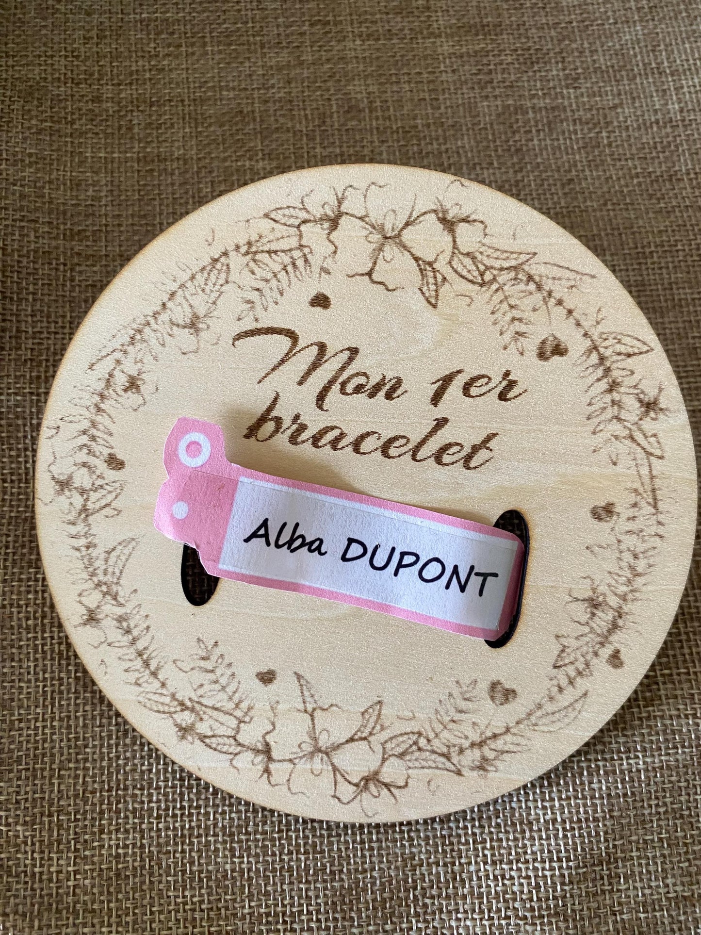 Support en Bois pour Bracelet de Naissance – Souvenir Bébé