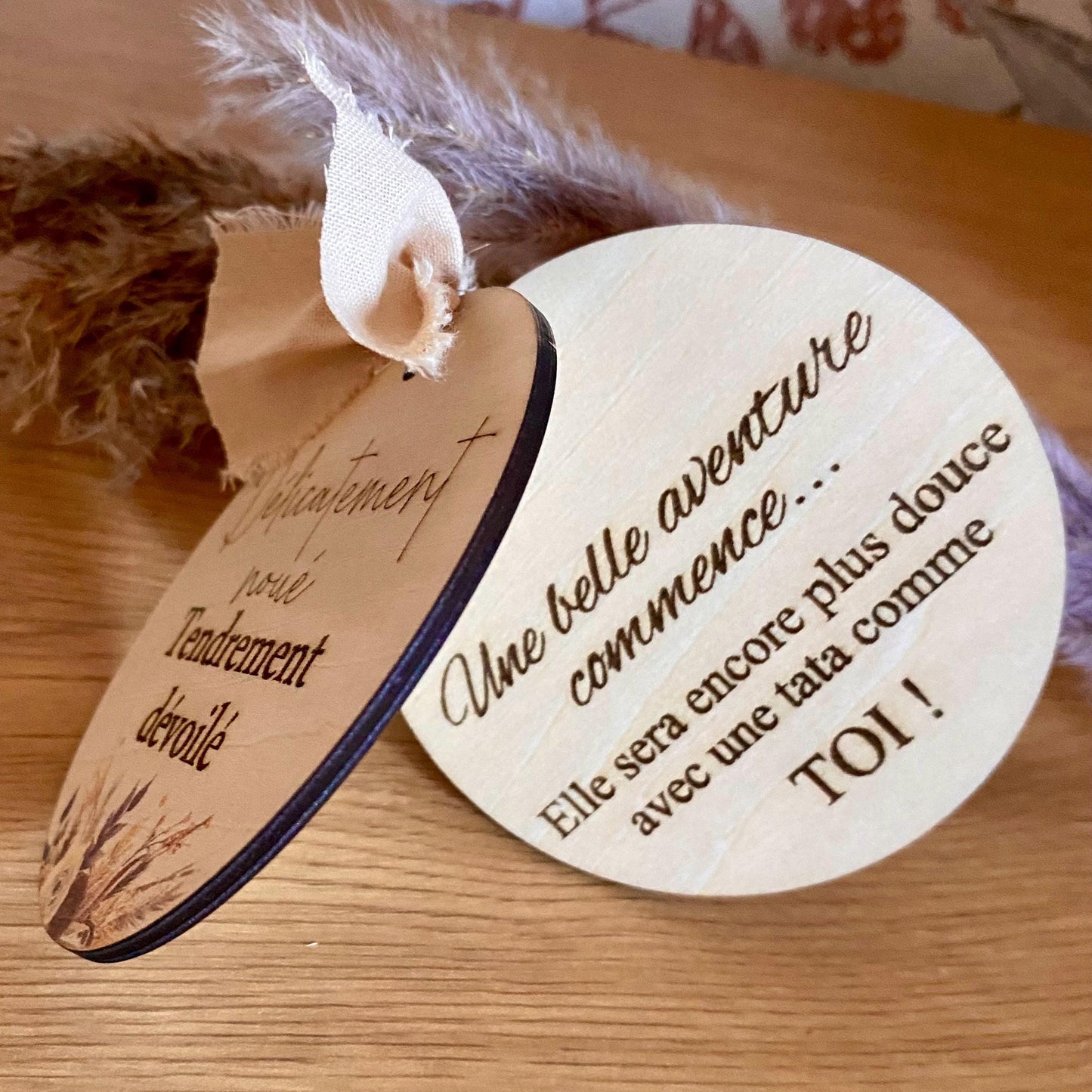 Le coffret ouvert révélant les messages gravés sur les cartes en bois."