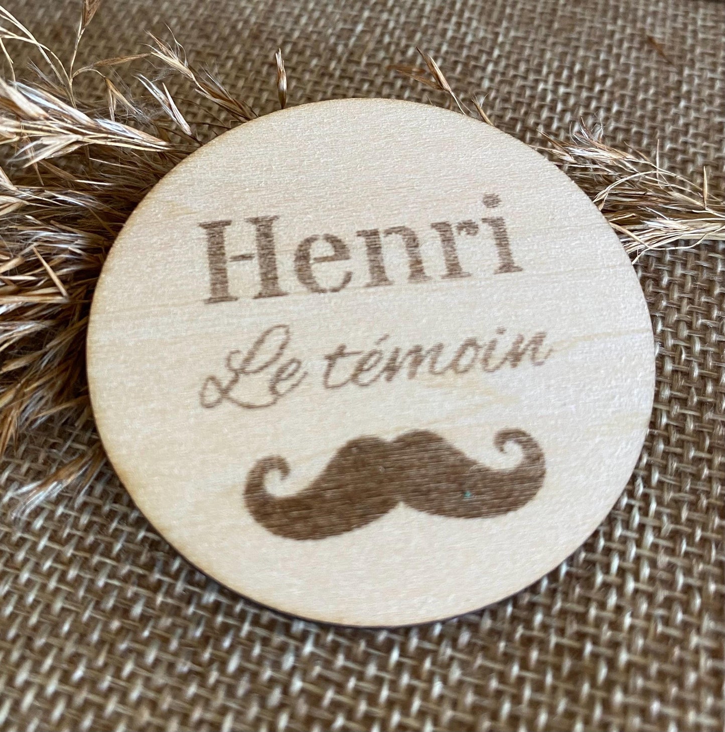 Badges de Mariage en Bois – L'Élégance Artisanale pour votre Team