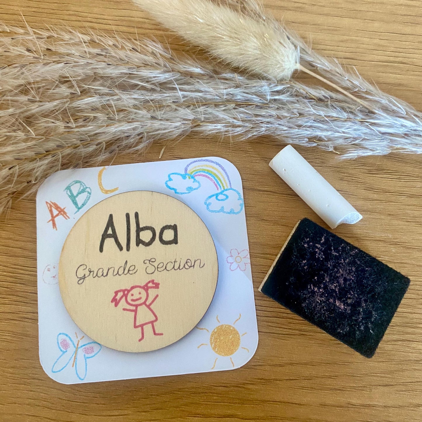 Cadeau de rentrée maternelle : pin's en bois motif dessin fille