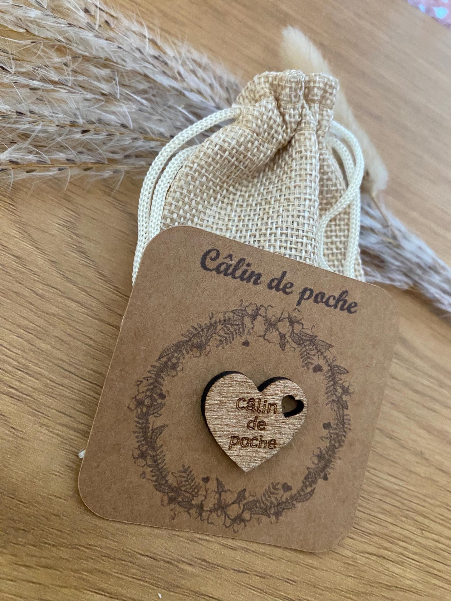 Câlin de Poche en Bois – Le messager de tendresse