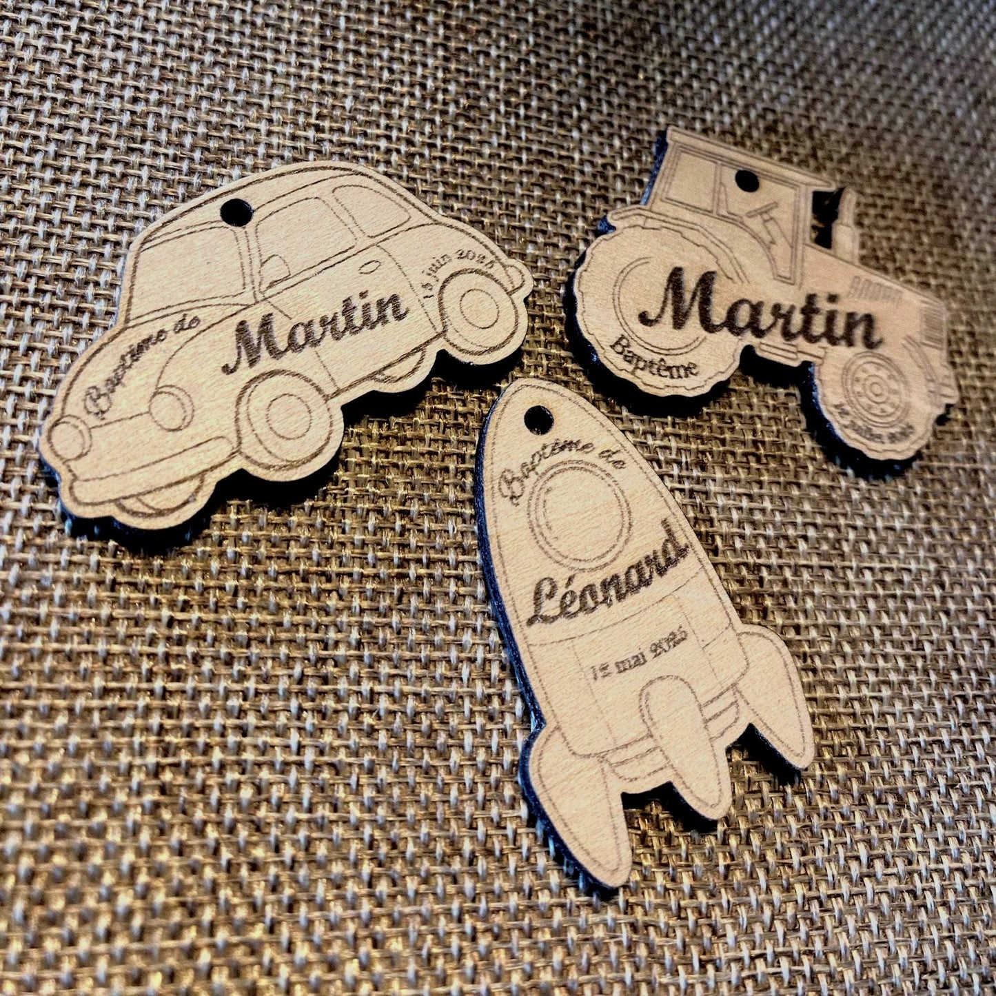 Étiquettes personnalisées en bois pour cadeaux d'invités et dragées - Tracteur, fusée, voiture...