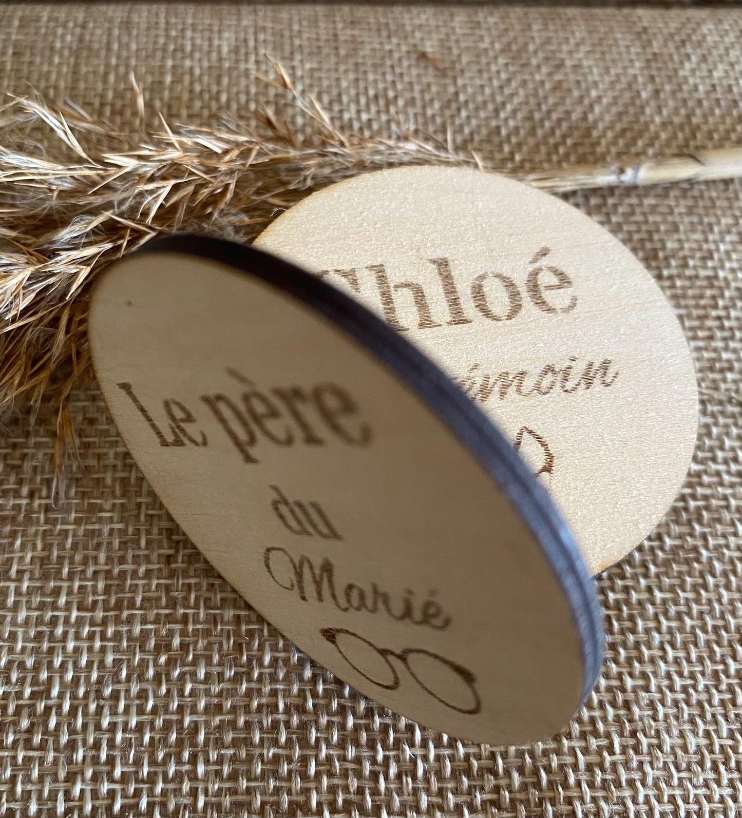 Badges de Mariage en Bois – L'Élégance Artisanale pour votre Team