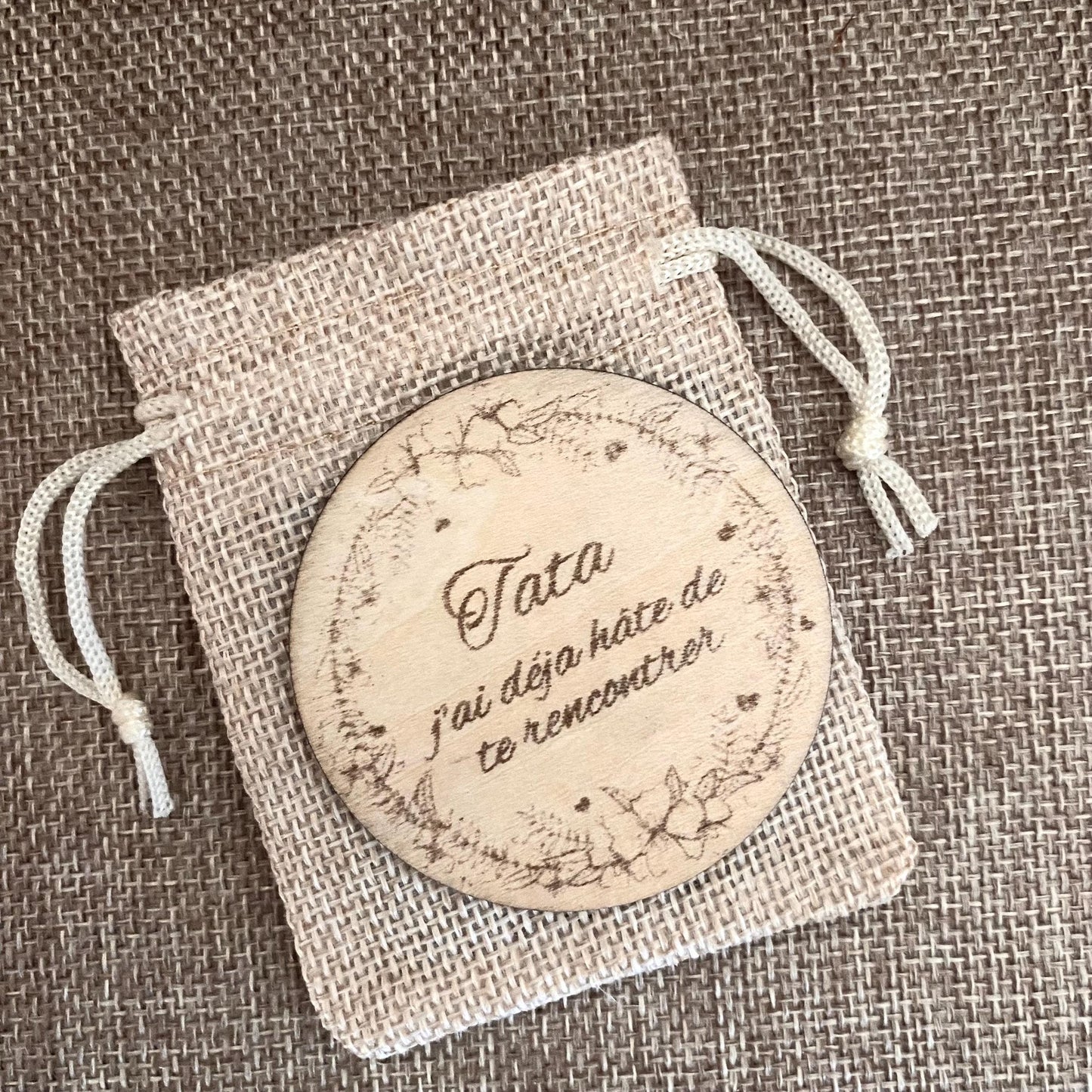 magnet en bois gravé pour annonce grossesse sur son pochon gravure Tat j ai hate de te rencontrer