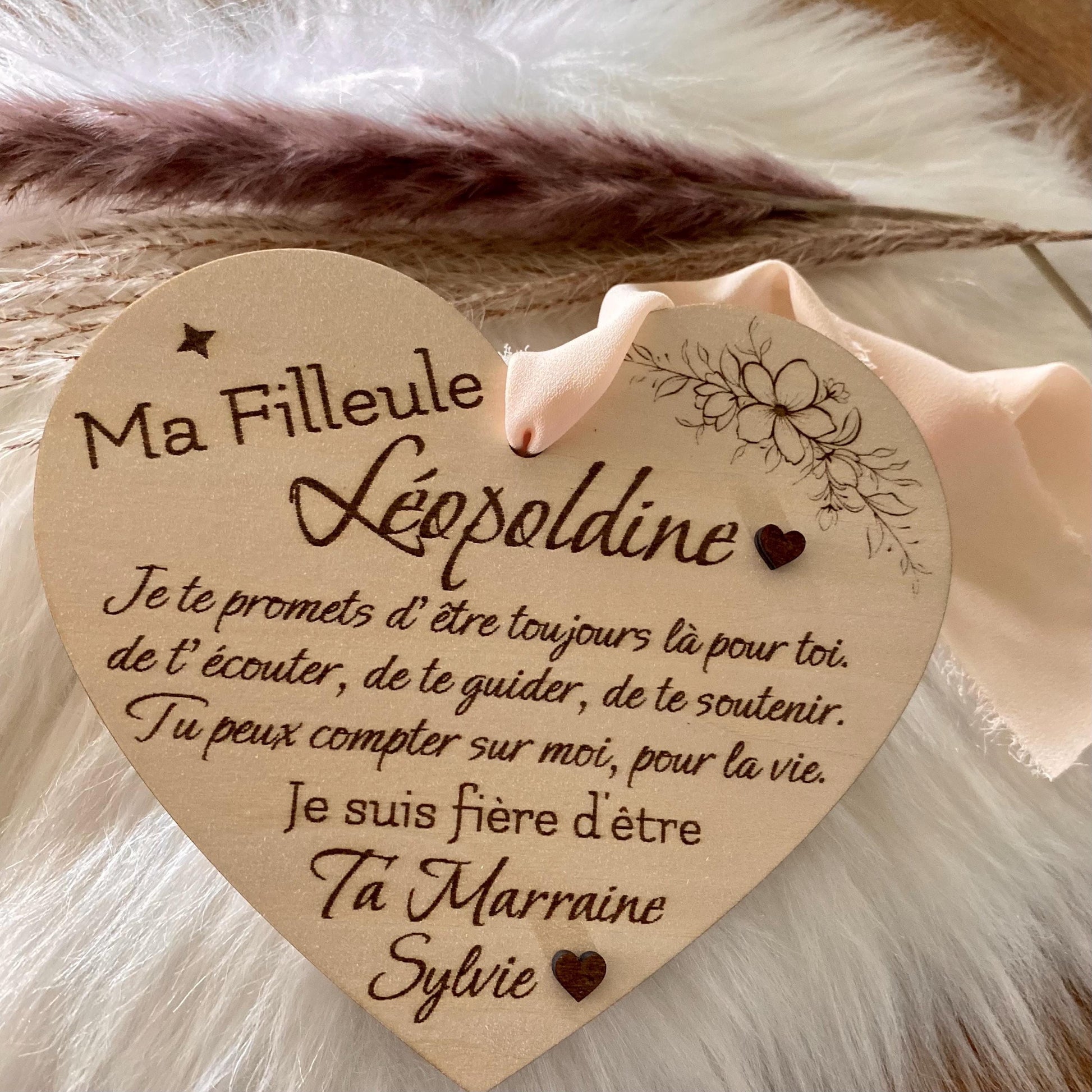 Carte cœur en bois avec ses détails floraux et les deux cœurs en relief Carte en bois Ma filleuleet Ta Marraine