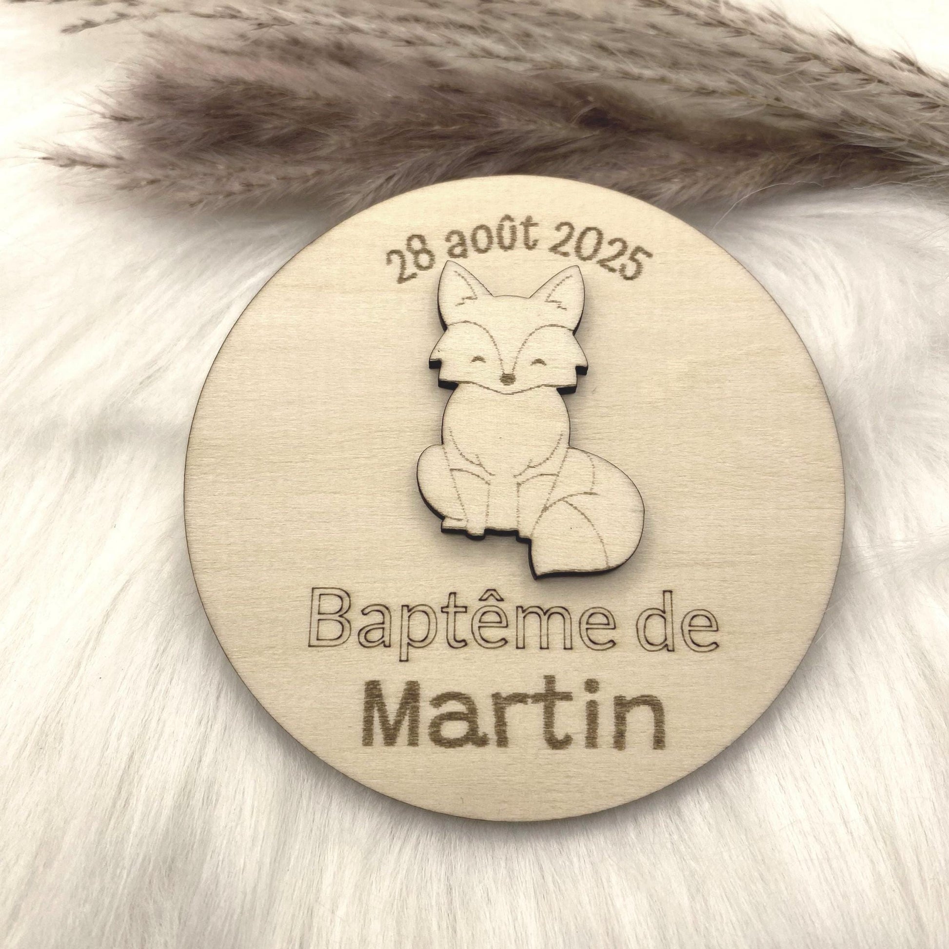 Magnet Rond (8 cm) : Un cadeau invité durable qui trouvera naturellement sa place sur un réfrigérateur ou un tableau magnétique.
