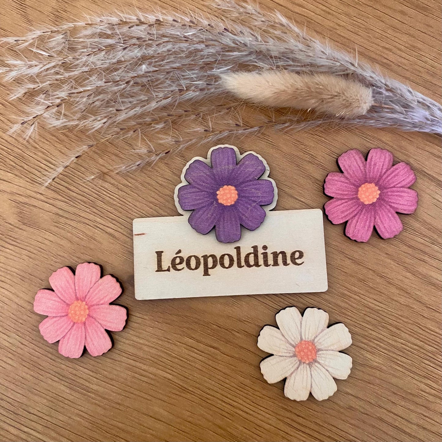 Cadeau d'invité baptême marque-places bois motif fleurs
