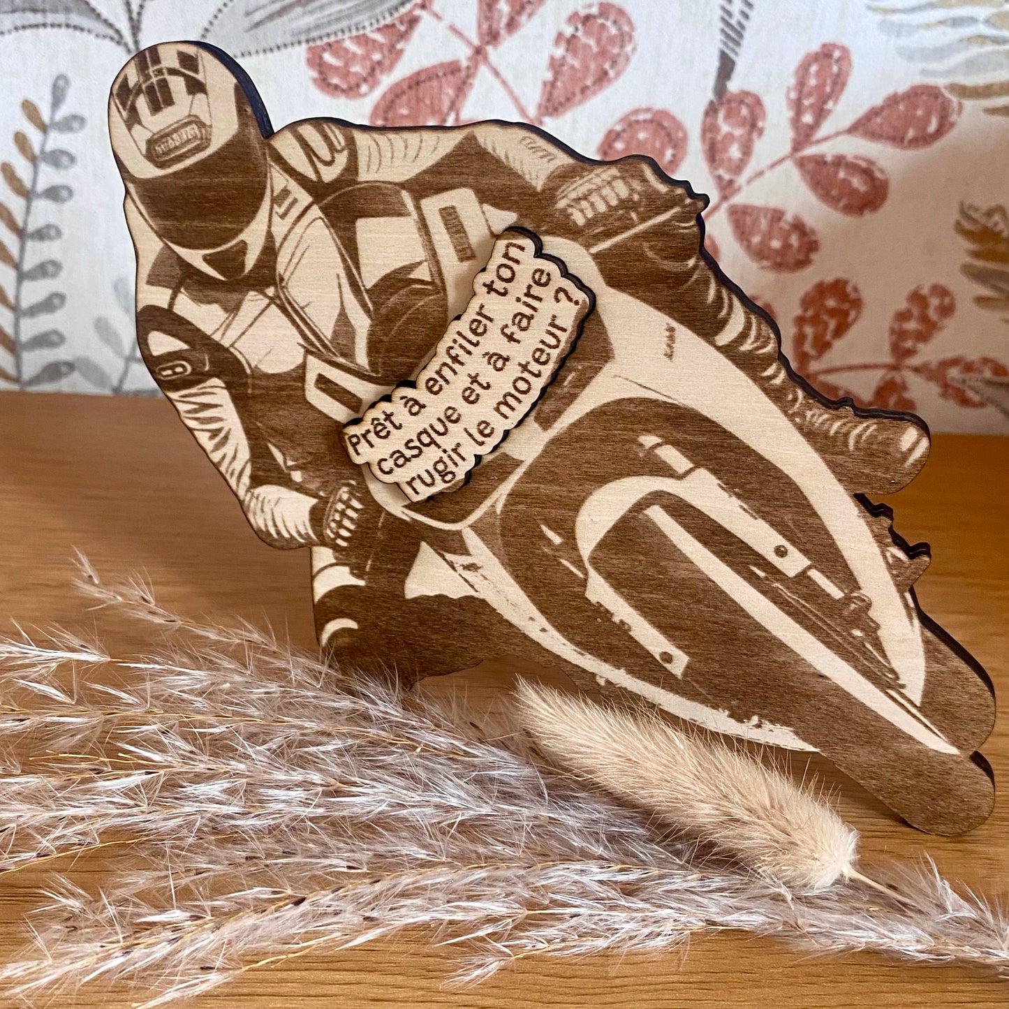 Motard en Bois Personnalisé – Le Cadeau Surprise pour Passionnés de Moto