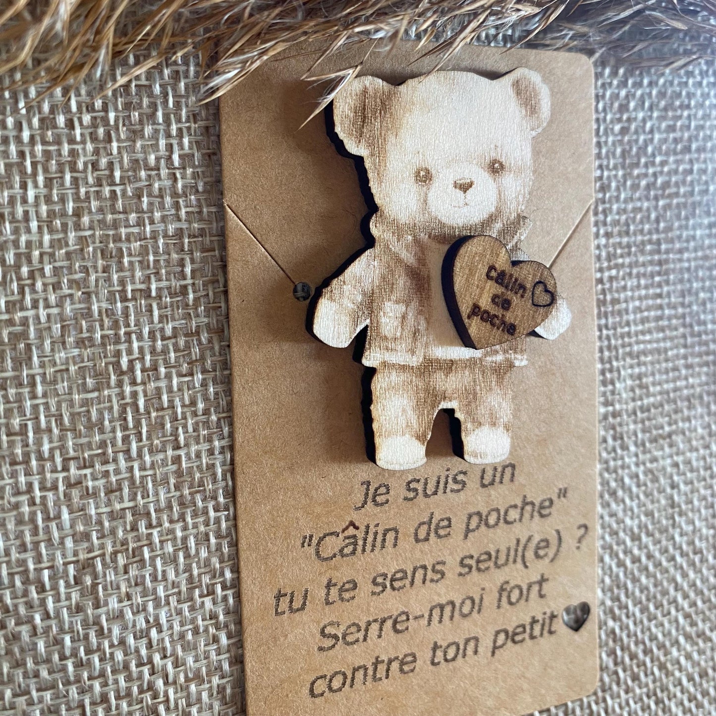 Câlin de Poche Ours en Bois – Le Compagnon de Réconfort par Excellence
