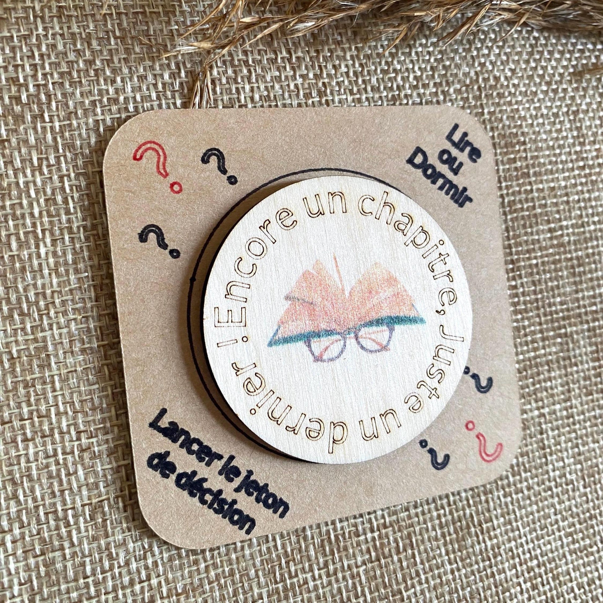 Cadeau original pour lecteur : jeton en bois gravé