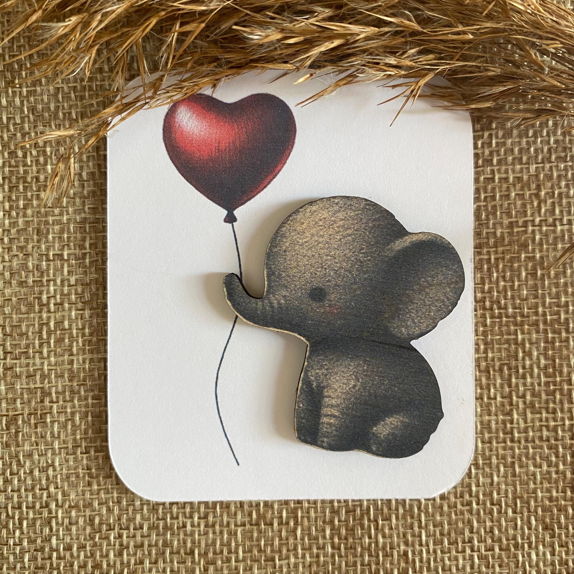 Focus sur le set complet (éléphant et carte) illustrant l'aspect cadeau prêt à offrir."