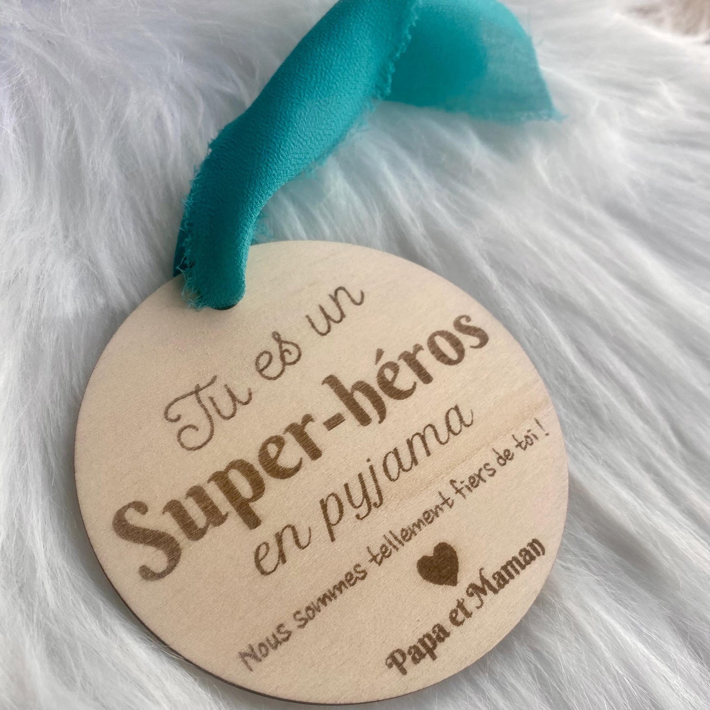 Suspension en Bois – « Petit Super-Héros en Pyjama » : Un Rayon de Soleil à l'Hôpital