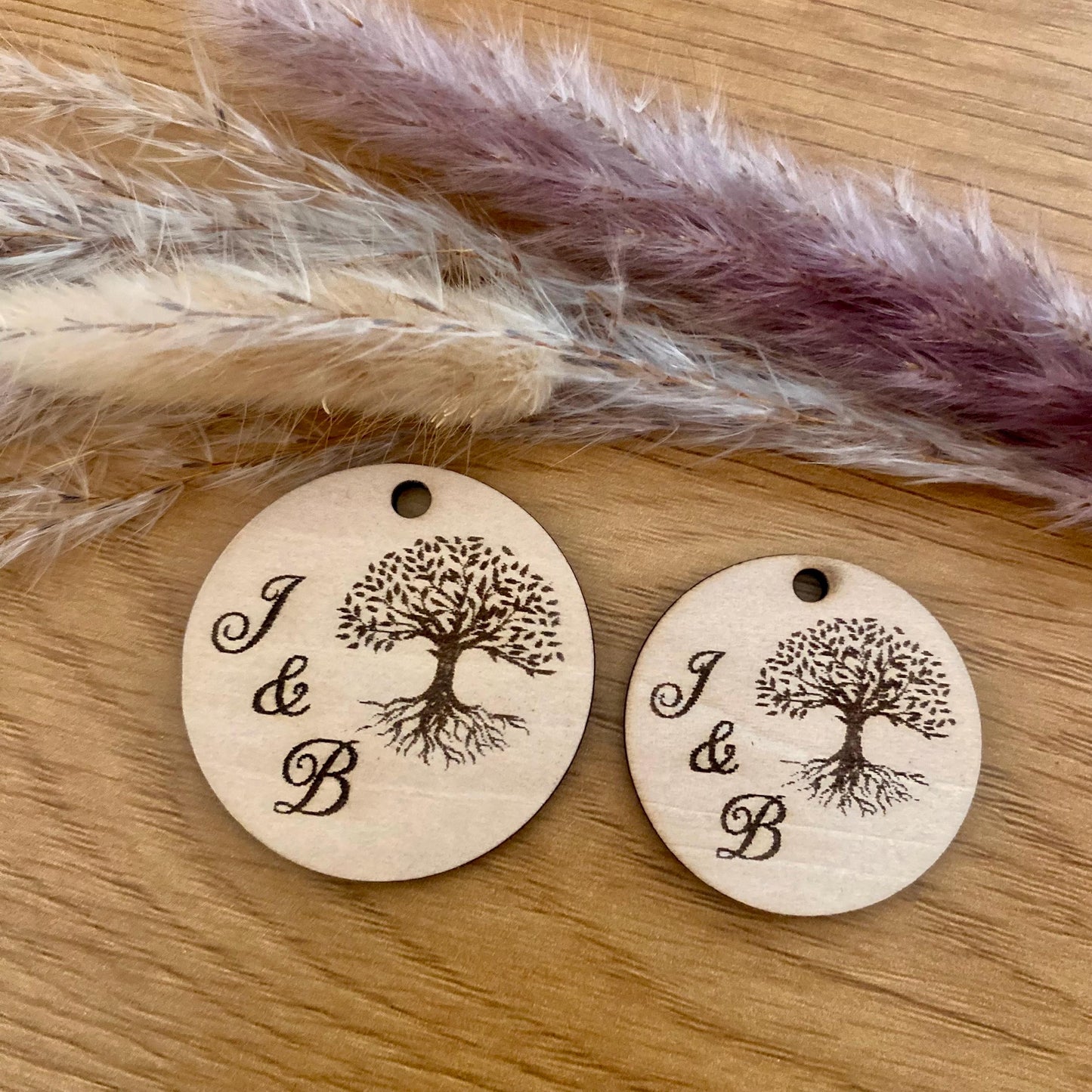 Étiquettes en Bois Personnalisées – Sublimez vos Dragées & Cadeaux Invités