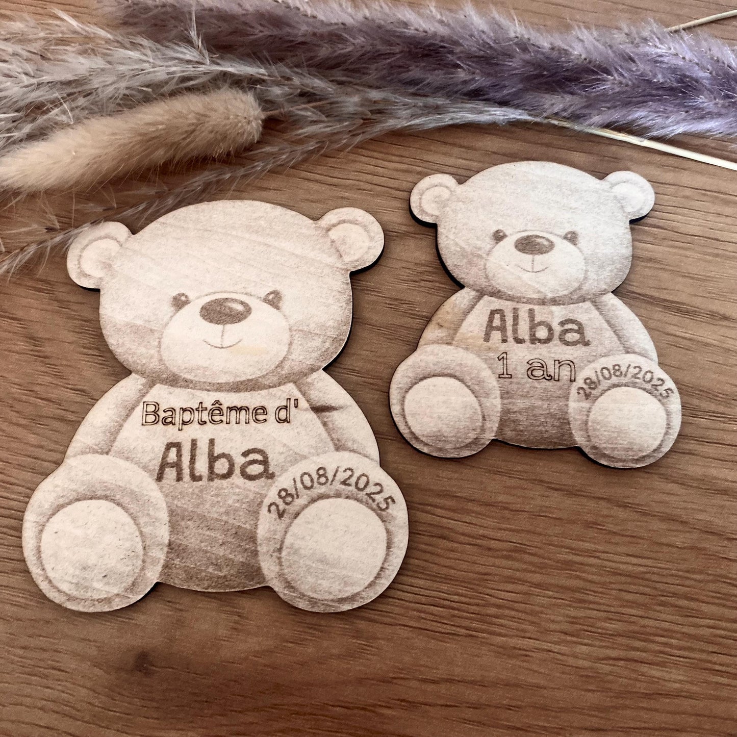 "Magnet en bois en forme d'ourson avec relief, gravé avec un prénom et une date, idéal pour un cadeau invité de baptême ou de naissance, style décoration bohème et naturelle.