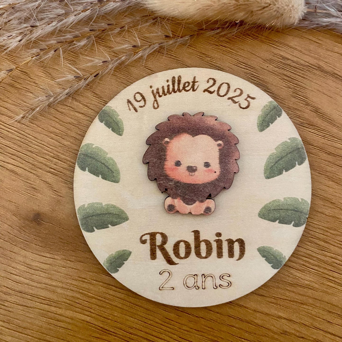 Gros plan sur le magnet 'Lion' en bois, mettant en valeur l'impression couleur et la précision de la gravure laser.