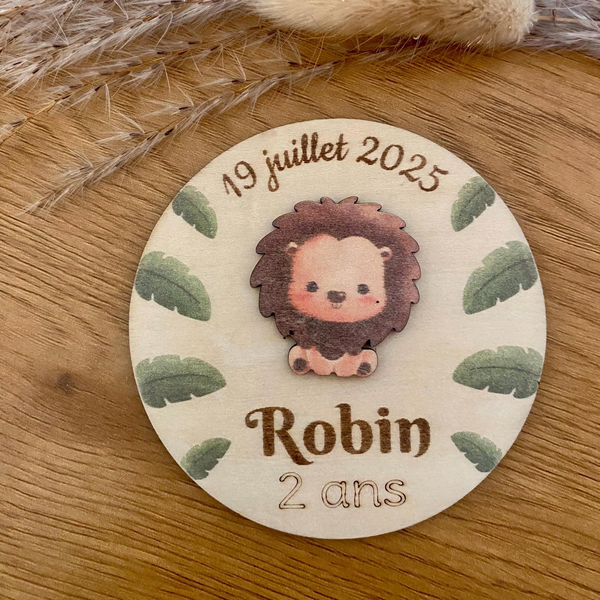 Gros plan sur le magnet 'Lion' en bois, mettant en valeur l'impression couleur et la précision de la gravure laser.