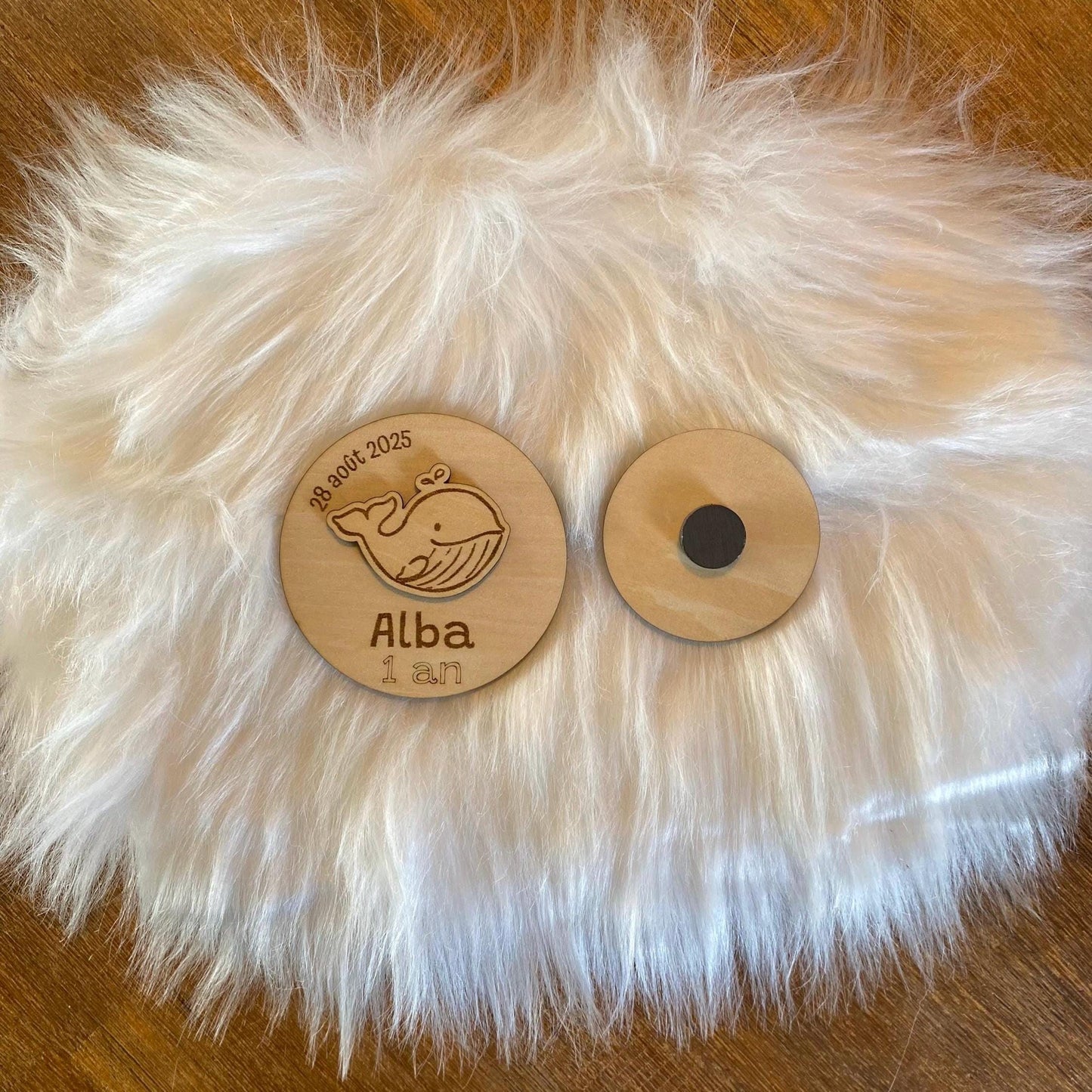 magnet rond en bois anniversaire baleine