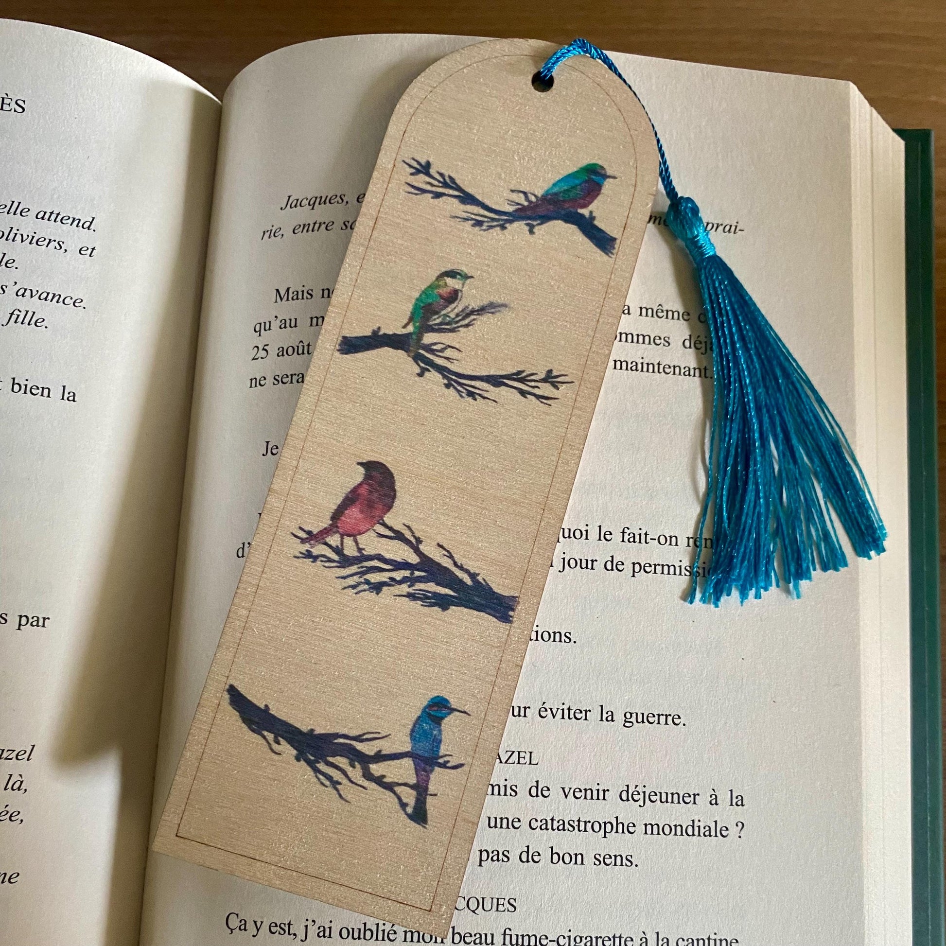 Marque-page glissé entre les pages d'un roman, illustrant sa finesse et son rendu élégant.
