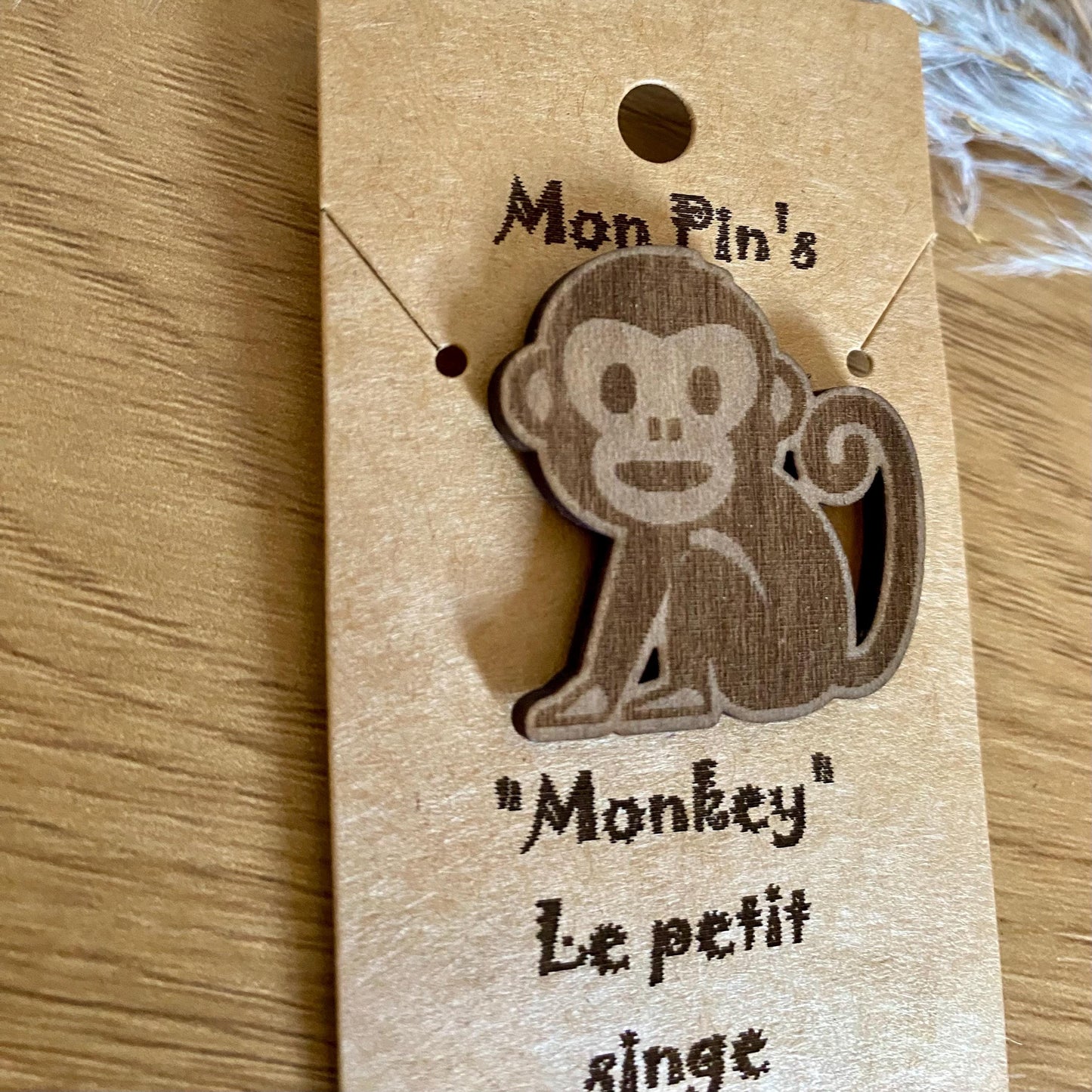 Badge en bois motif monkey le petit singe