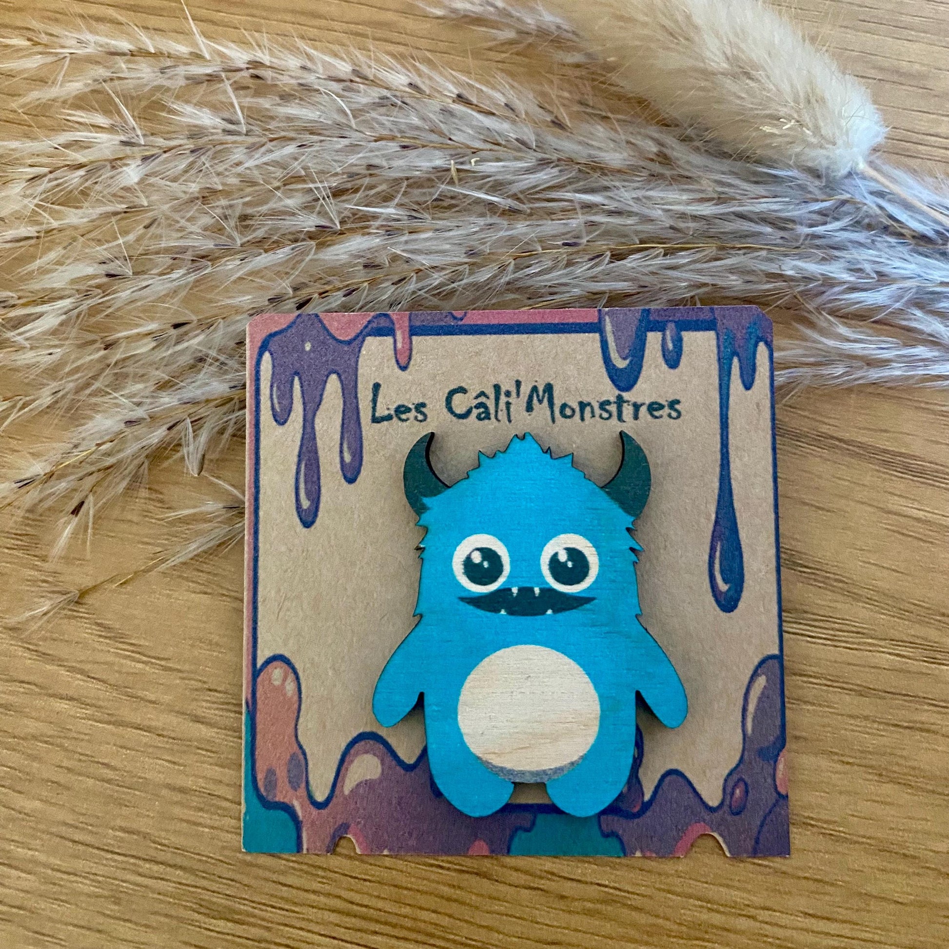 Câlin de poche en bois forme petit monstre coloré