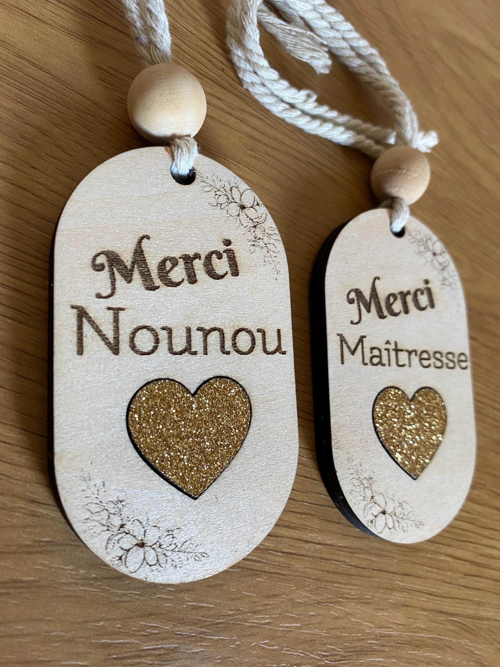Détail bijou en bois 8,2cm avec cœur pailleté