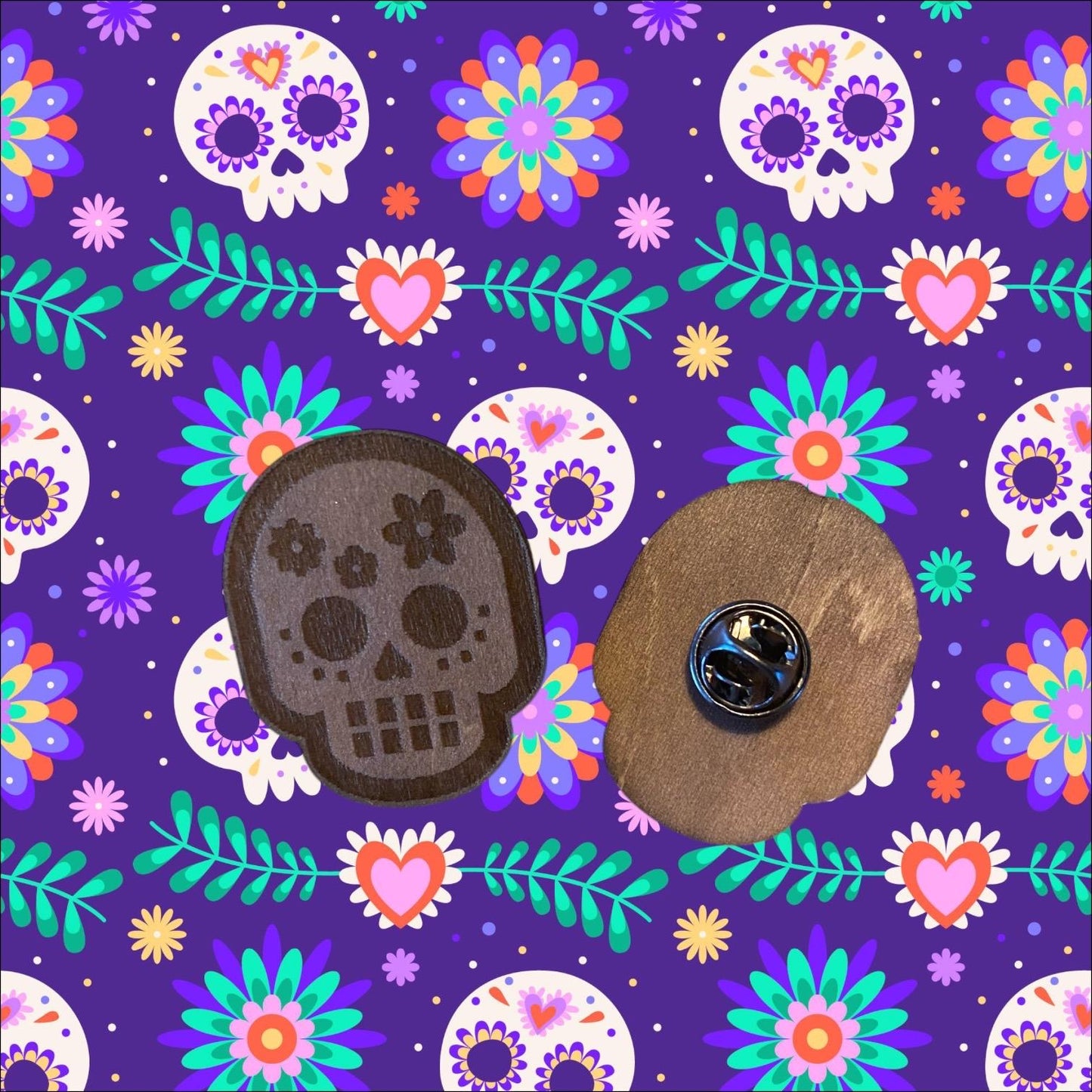 Pin's en bois gravé  en forme de Calavera et arriere pour voir l attache du pin's