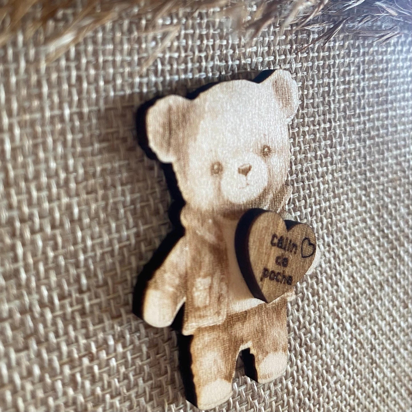 Câlin de Poche Ours en Bois – Le Compagnon de Réconfort par Excellence