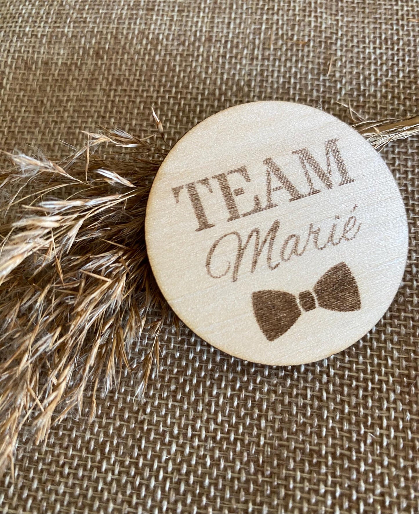 Badges de Mariage en Bois – L'Élégance Artisanale pour votre Team