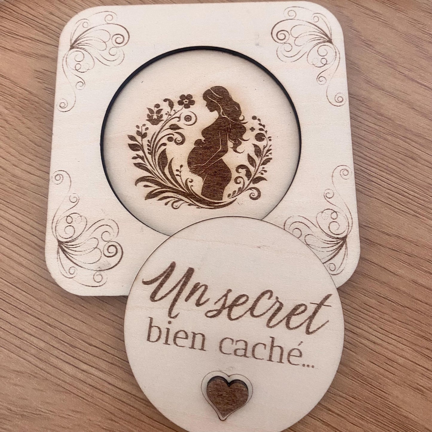 photo de l autre coffret de la collection modèle femme enceinte un secret bien caché