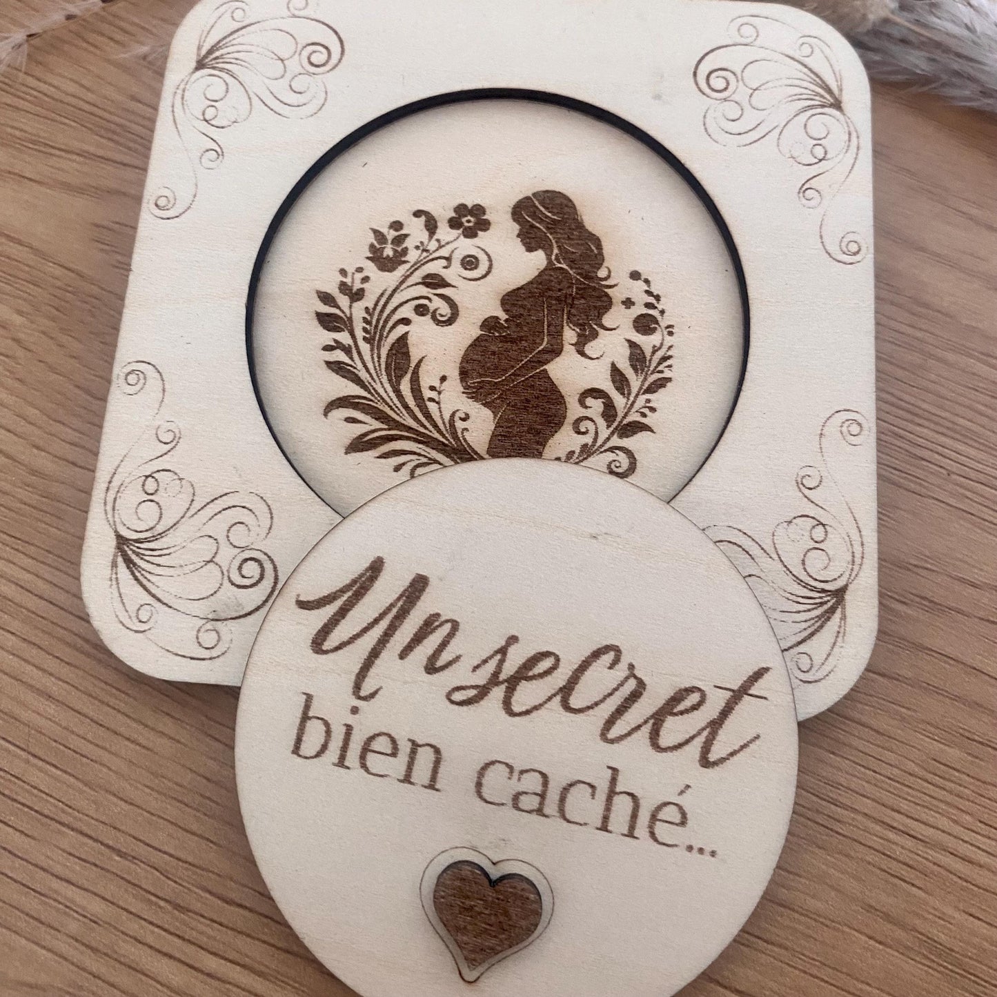 Coffret annonce grossesse en bois noté Un secret bien caché... et en ouvrant le coffret apparait la gravure d une femme enceinte entourée d'un motif floral