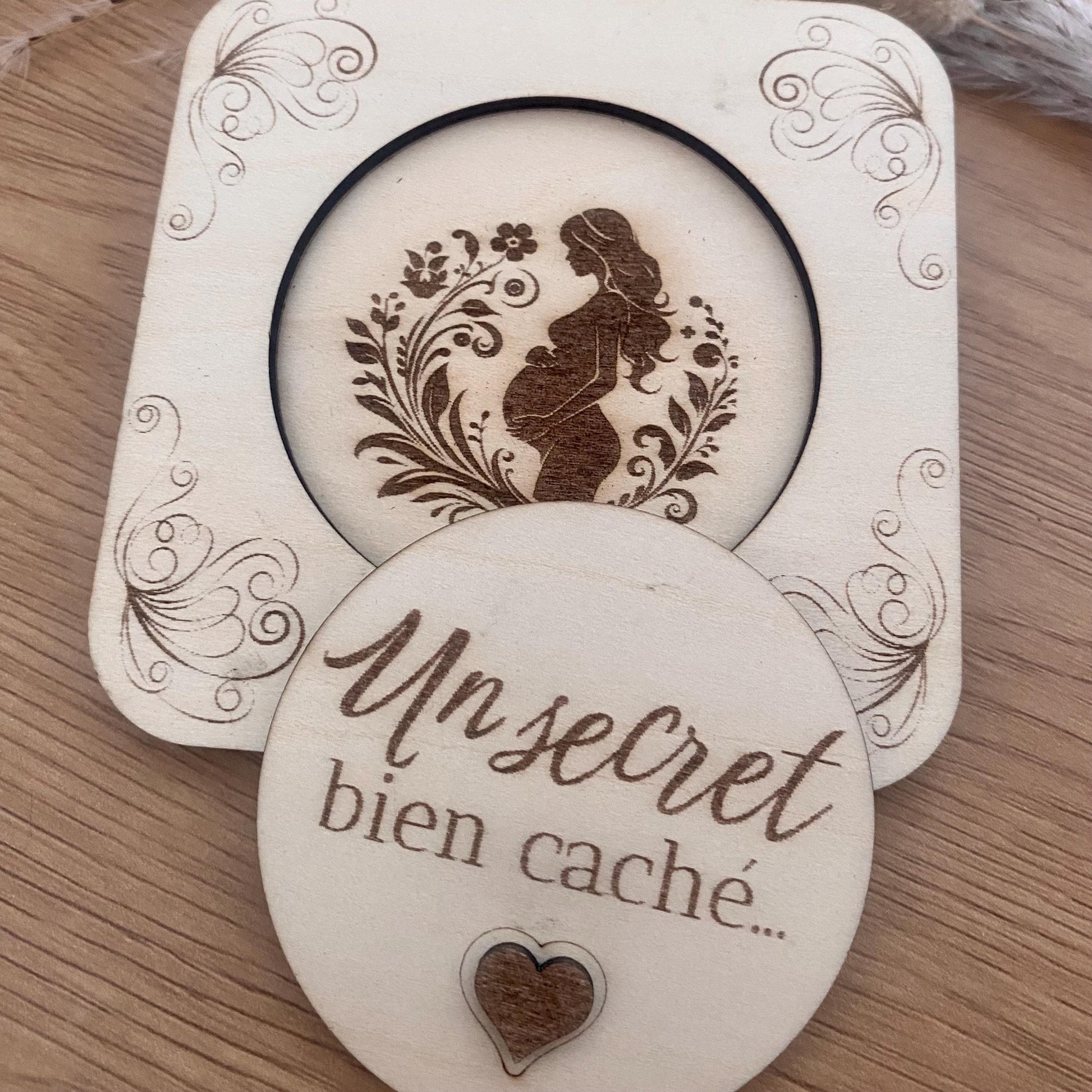 Coffret annonce grossesse en bois noté Un secret bien caché... et en ouvrant le coffret apparait la gravure d une femme enceinte entourée d'un motif floral
