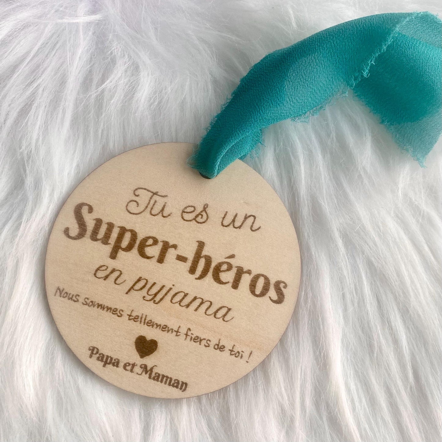Suspension en Bois – « Petit Super-Héros en Pyjama » : Un Rayon de Soleil à l'Hôpital