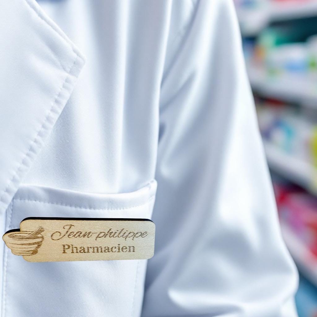 Badge Professionnel en Bois Personnalisé – Pour Professionnels de Santé
