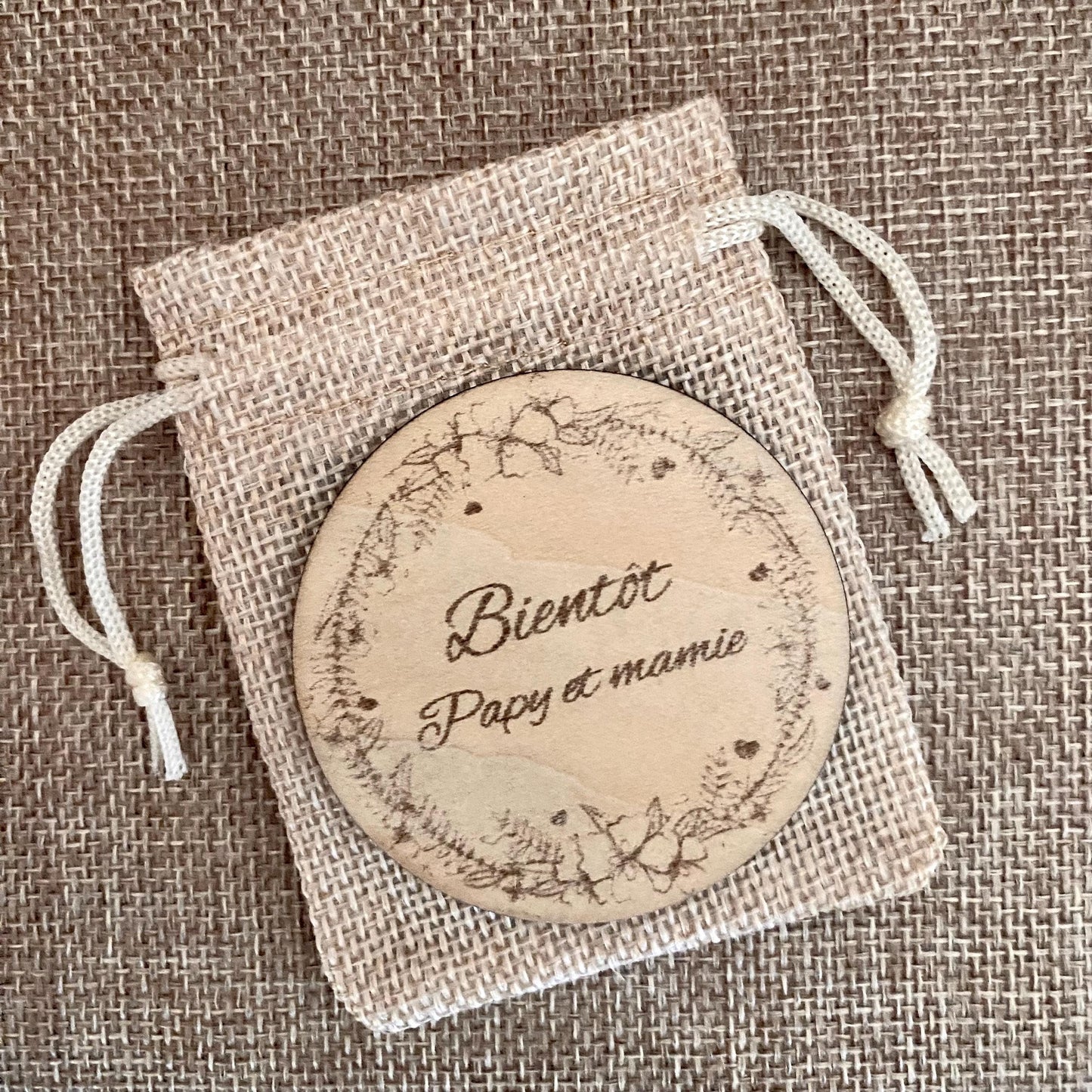 magnet en bois gravé pour annonce grossesse  sur son pochon gravure Bientôt papy et mamie