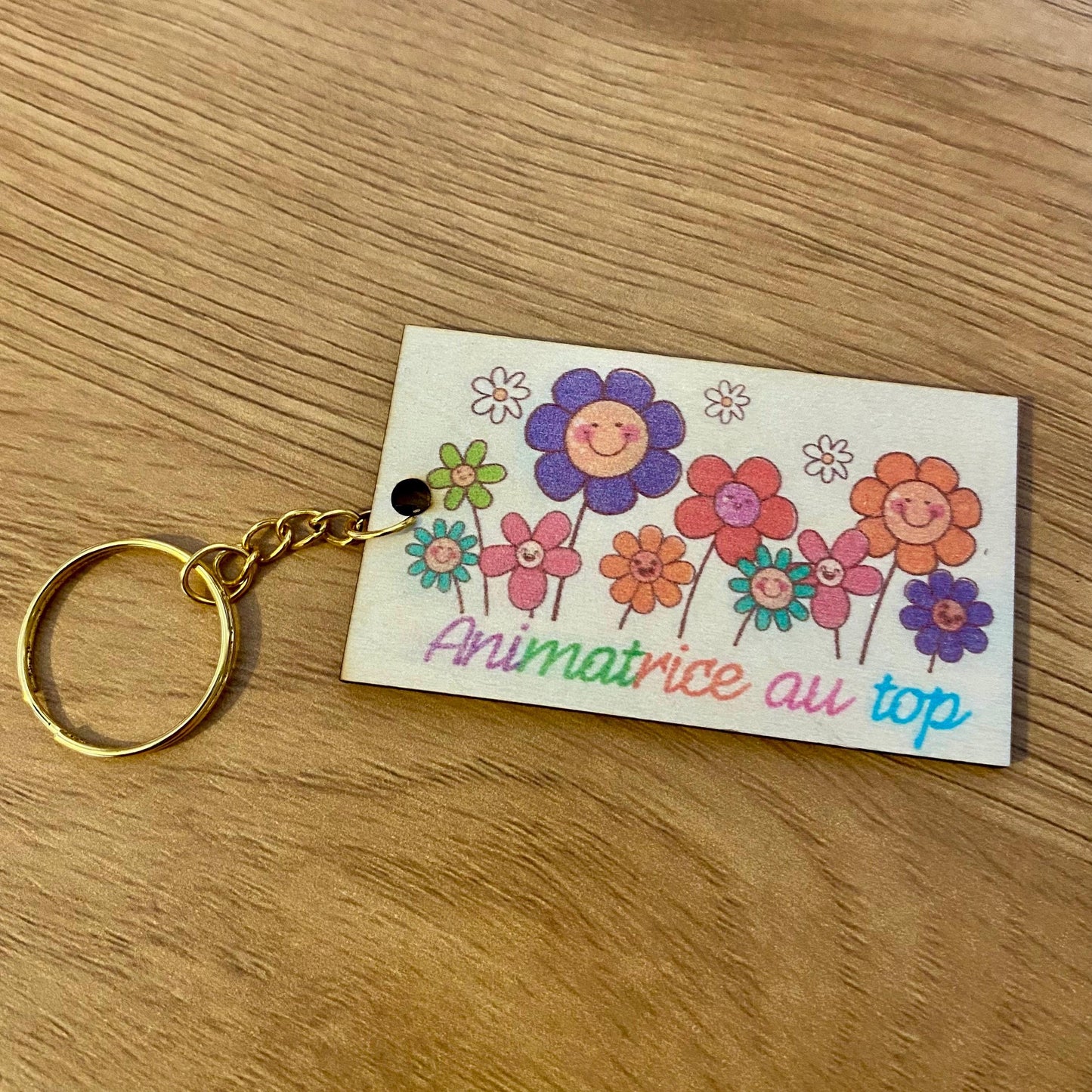 Gros plan sur le magnet en forme de rectangle avec une impression inspirée de l'écriture enfantine