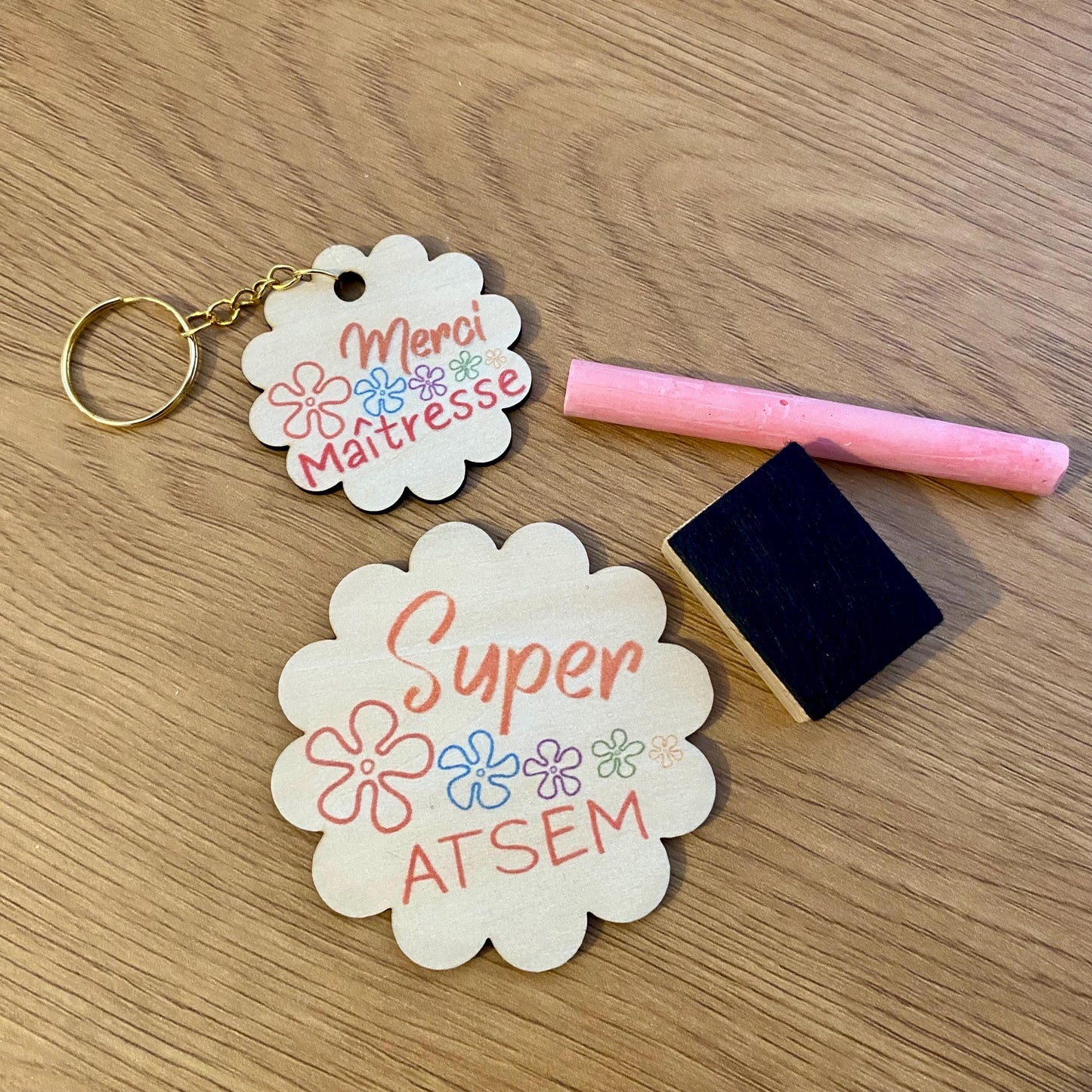 Sélection de porte-clés et magnets personnalisés en forme de fleurs couleur