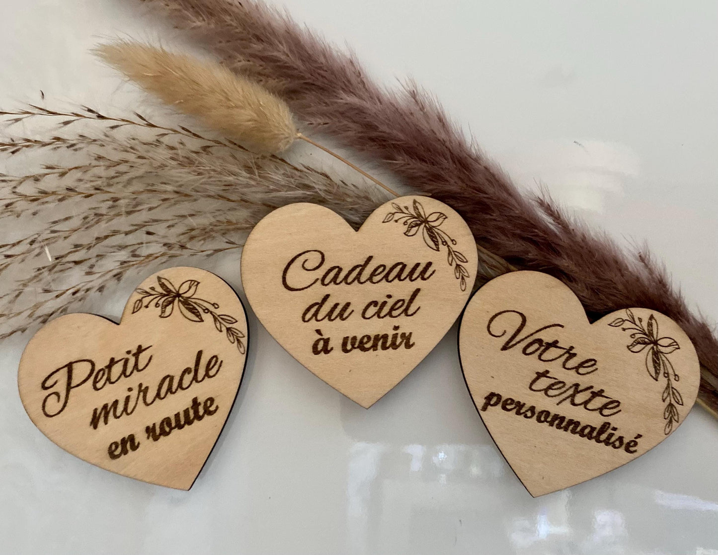 Le magnet sur un réfrigérateur, entouré de photos de famille, illustrant son côté souvenir.