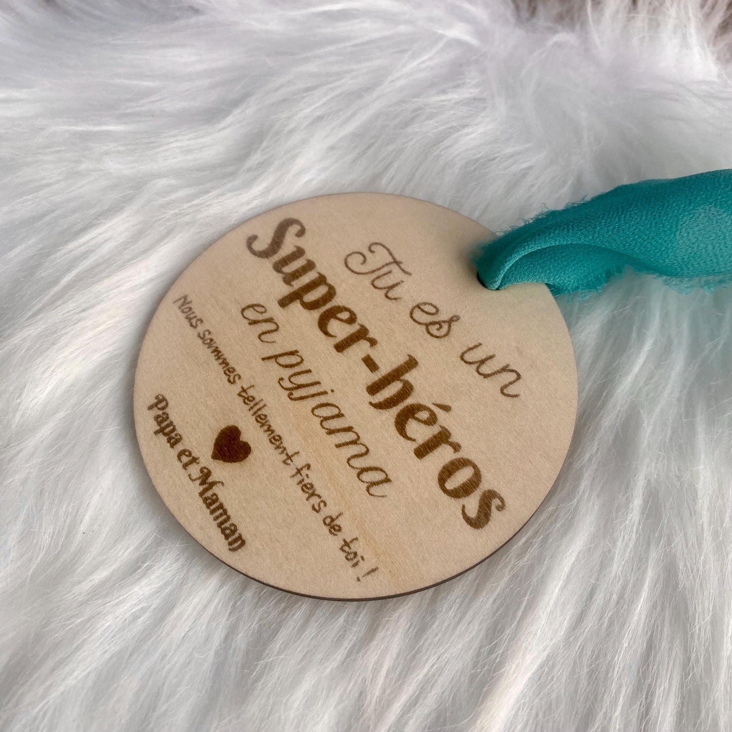 Suspension en Bois – « Petit Super-Héros en Pyjama » : Un Rayon de Soleil à l'Hôpital