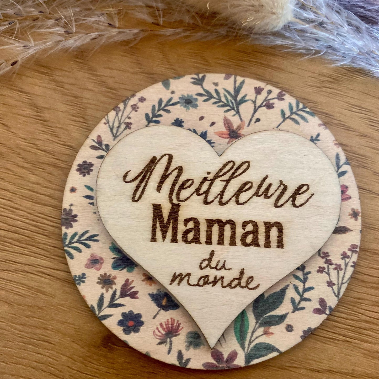 Un magnet "Meilleure Maman" sur un réfrigérateur,