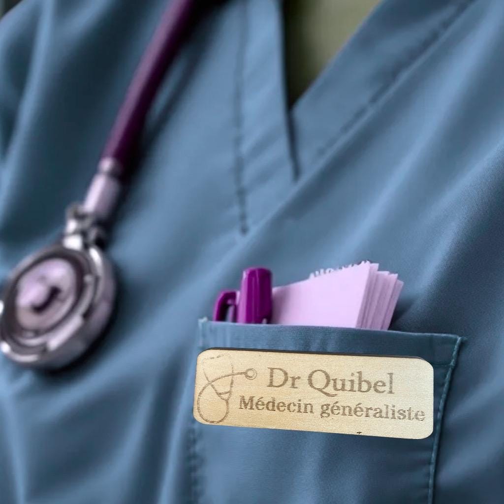 Badge Professionnel en Bois Personnalisé – Pour Professionnels de Santé