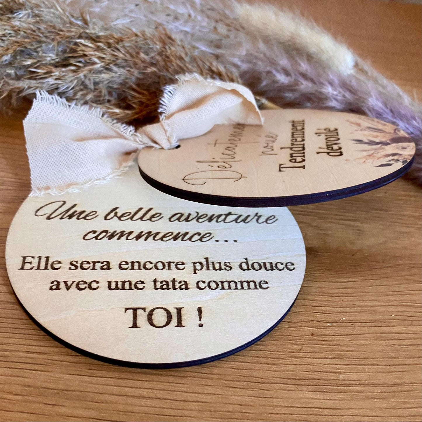 Gros plan sur les cartes en bois montrant la qualité de la gravure et le soin apporté aux finitions.