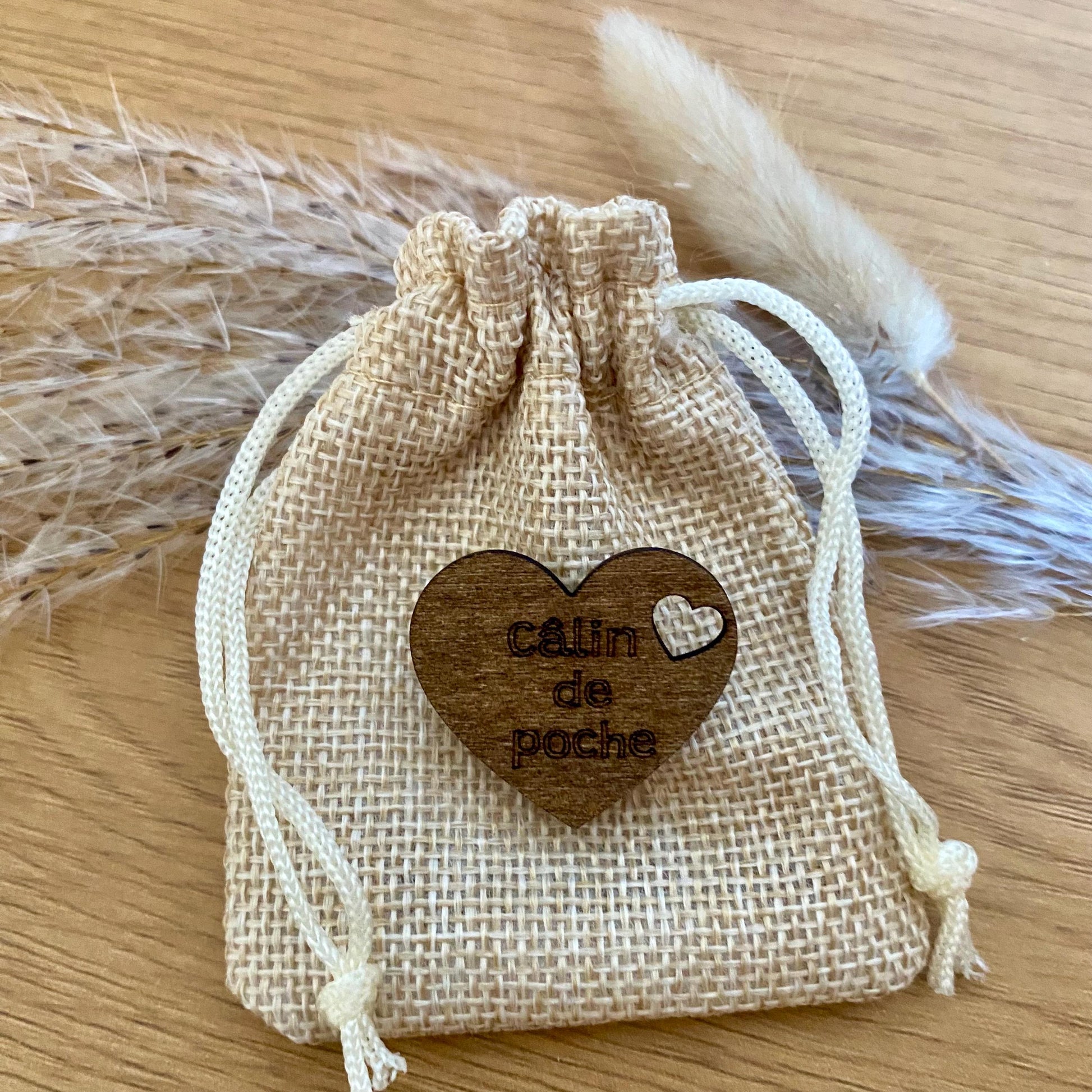Câlin de poche coeur en bois gravé  accompagné de son petit pochon