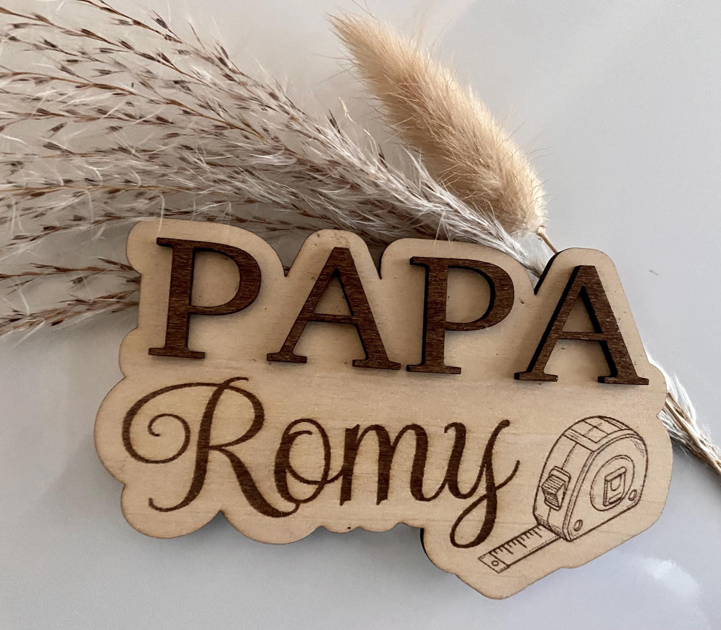 magnet en bois relief papa prénom de l enfant et motif mètre à ruban