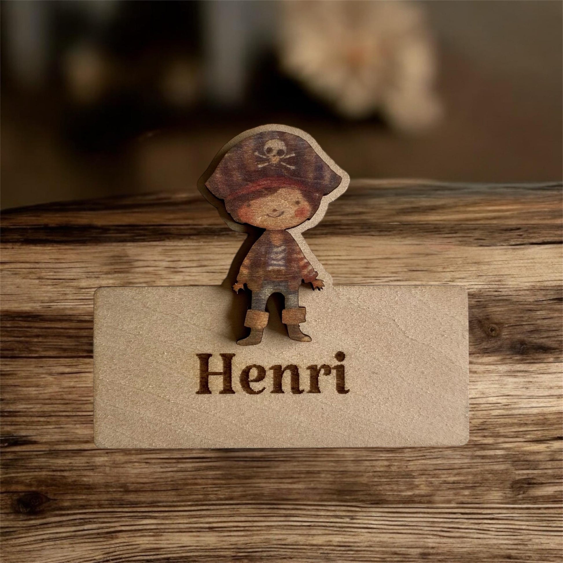 Marque-place thème "pirate" disposé sur une table décorée pour un anniversaire d'enfant.