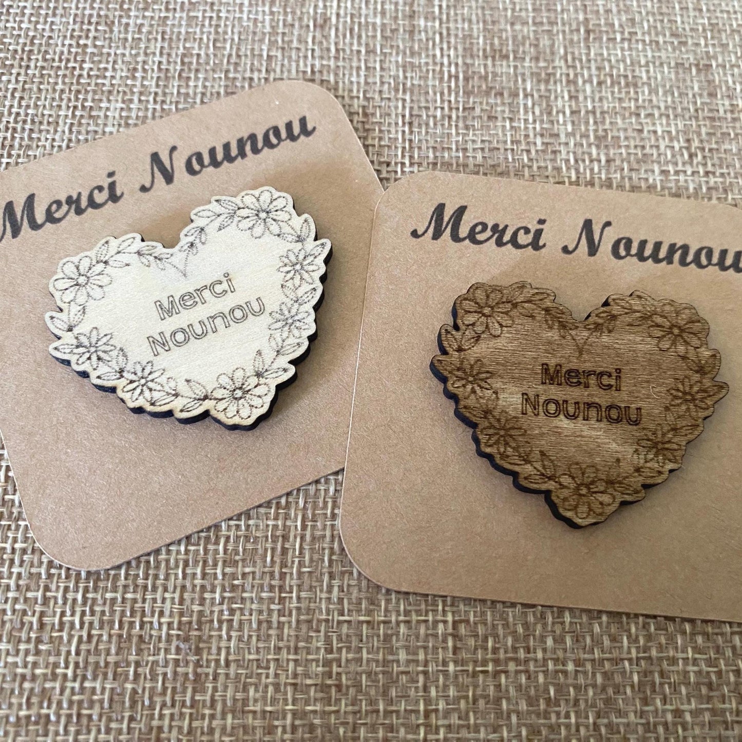 Câlin de Poche en Bois – Cadeau Personnalisé (Pin’s ou Badge)