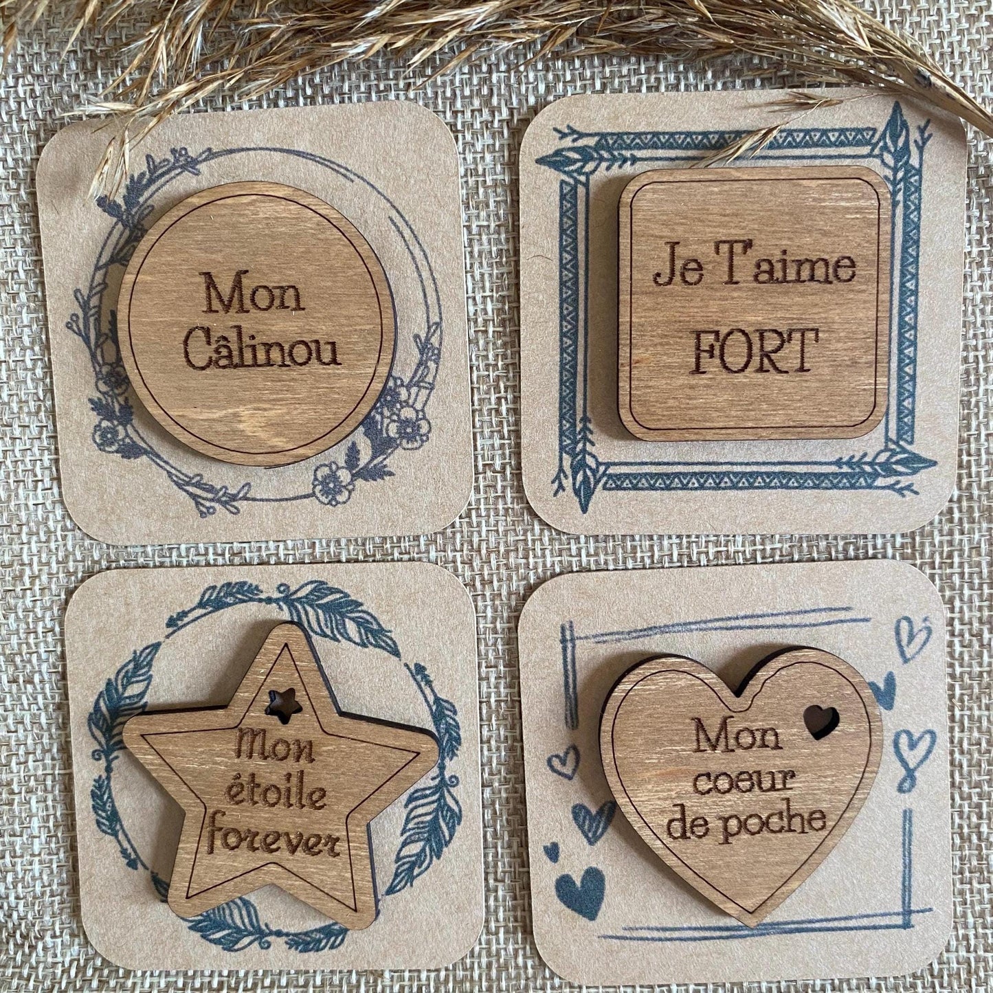 Exemple des differentes formes des câlins de poche avec leurs présentoirs personnalisés.