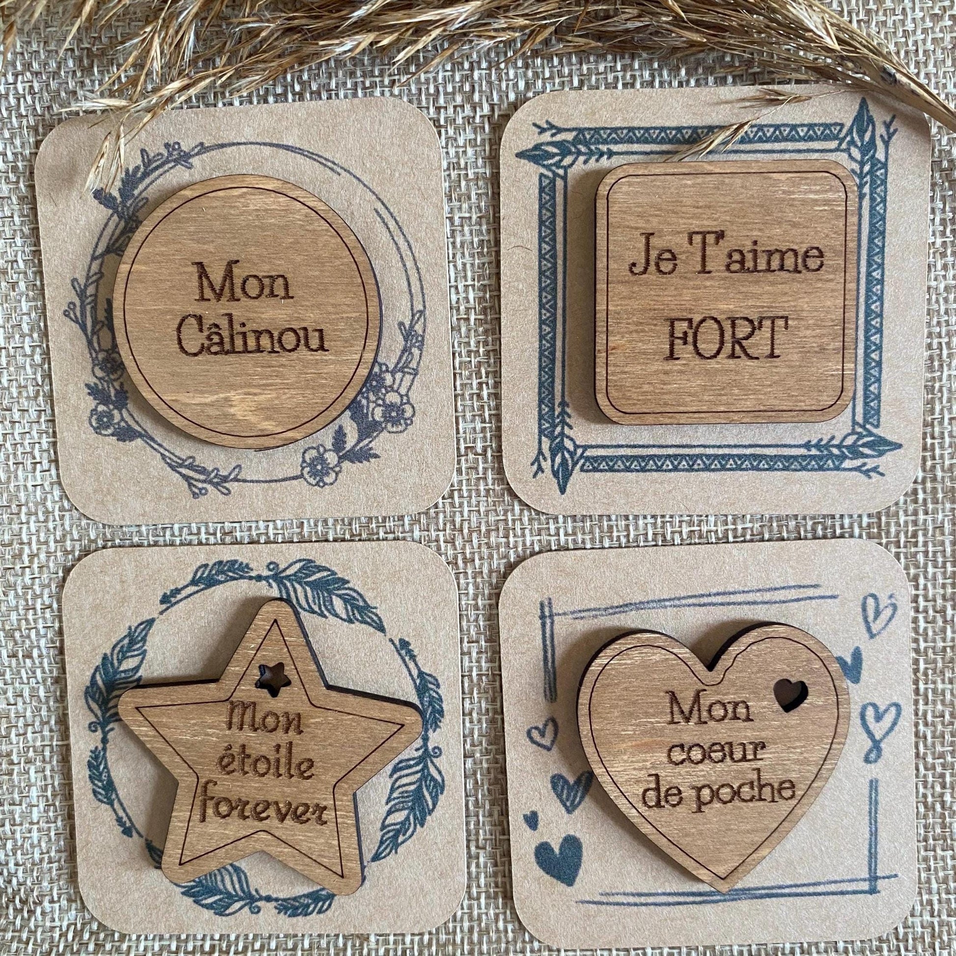 Exemple des differentes formes des câlins de poche avec leurs présentoirs personnalisés.