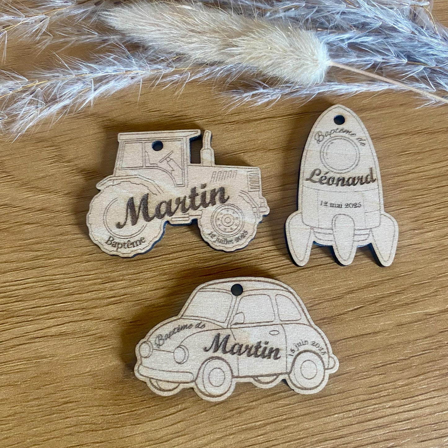 Étiquettes personnalisées en bois pour cadeaux d'invités et dragées - Tracteur, fusée, voiture...