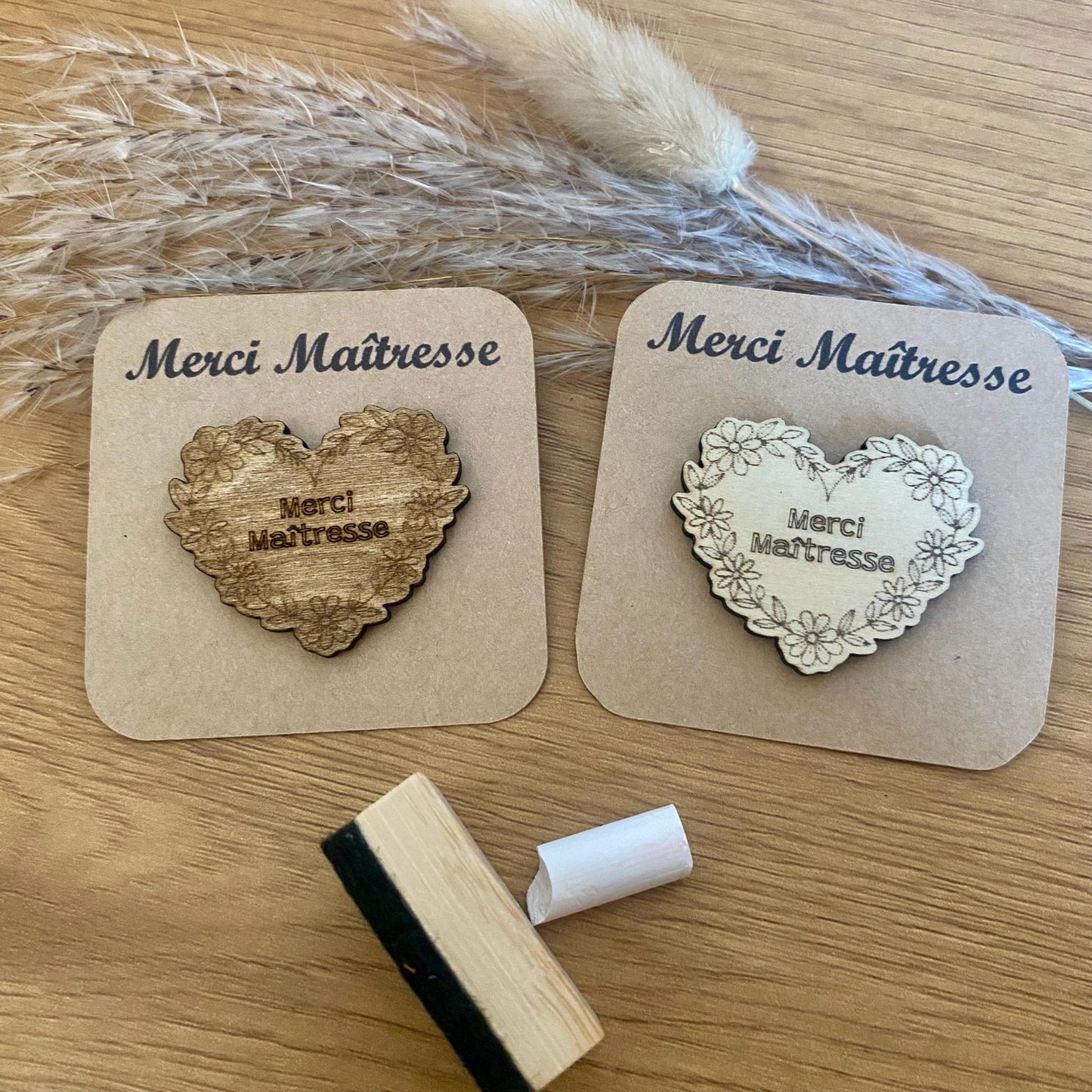 calin de poche merci maîtresse ou merci nounou coeur en bois gravé ou bois brut sur sa petite carte kraft